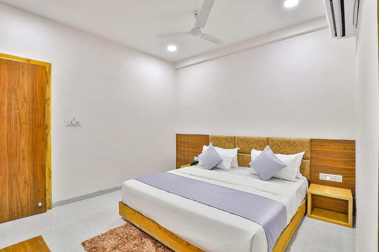 Fabhotel Parkland A Ahmedabad Bagian luar foto