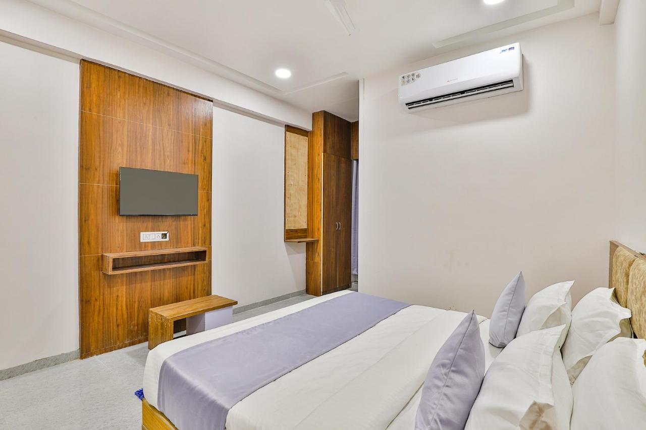 Fabhotel Parkland A Ahmedabad Bagian luar foto