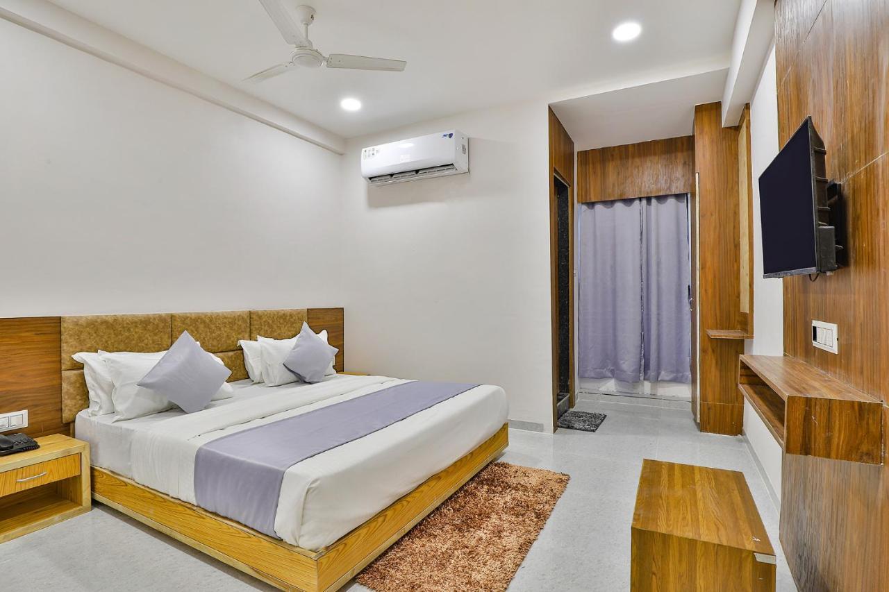Fabhotel Parkland A Ahmedabad Bagian luar foto