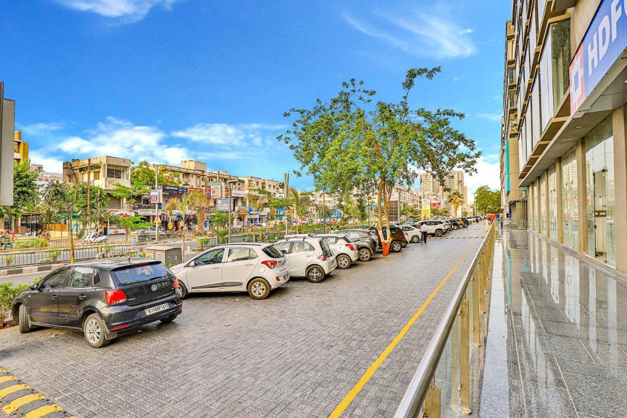 Fabhotel Parkland A Ahmedabad Bagian luar foto
