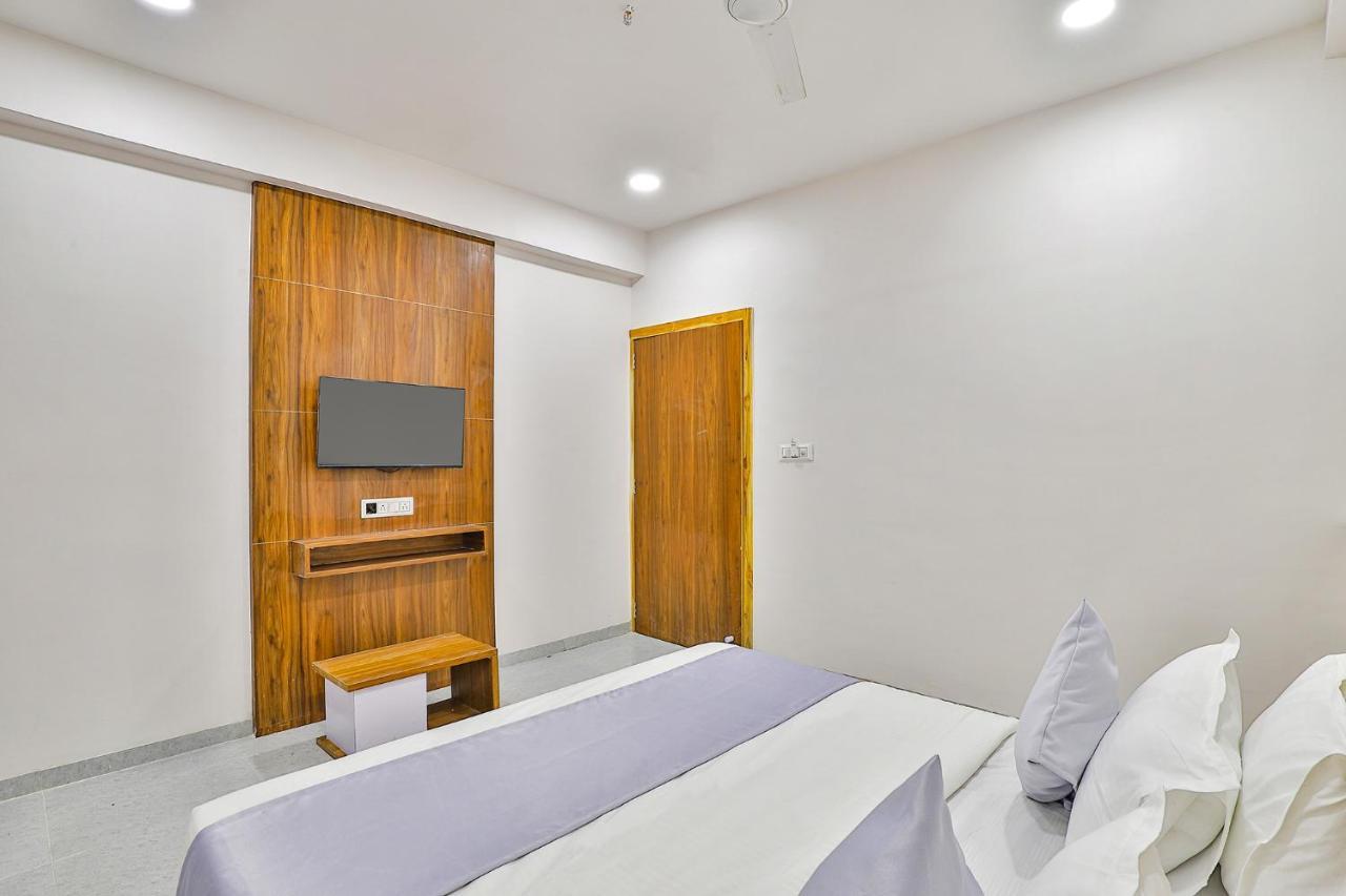 Fabhotel Parkland A Ahmedabad Bagian luar foto