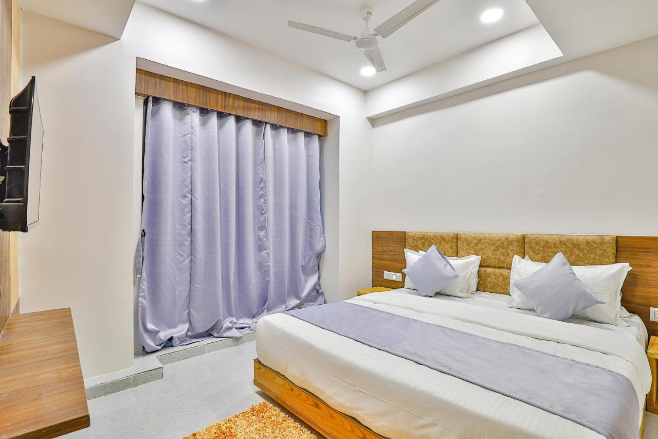 Fabhotel Parkland A Ahmedabad Bagian luar foto