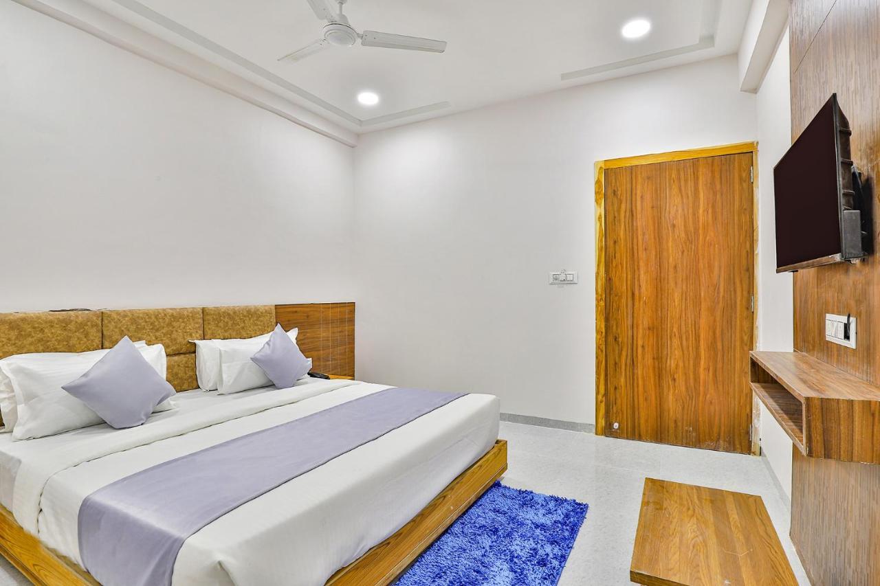 Fabhotel Parkland A Ahmedabad Bagian luar foto