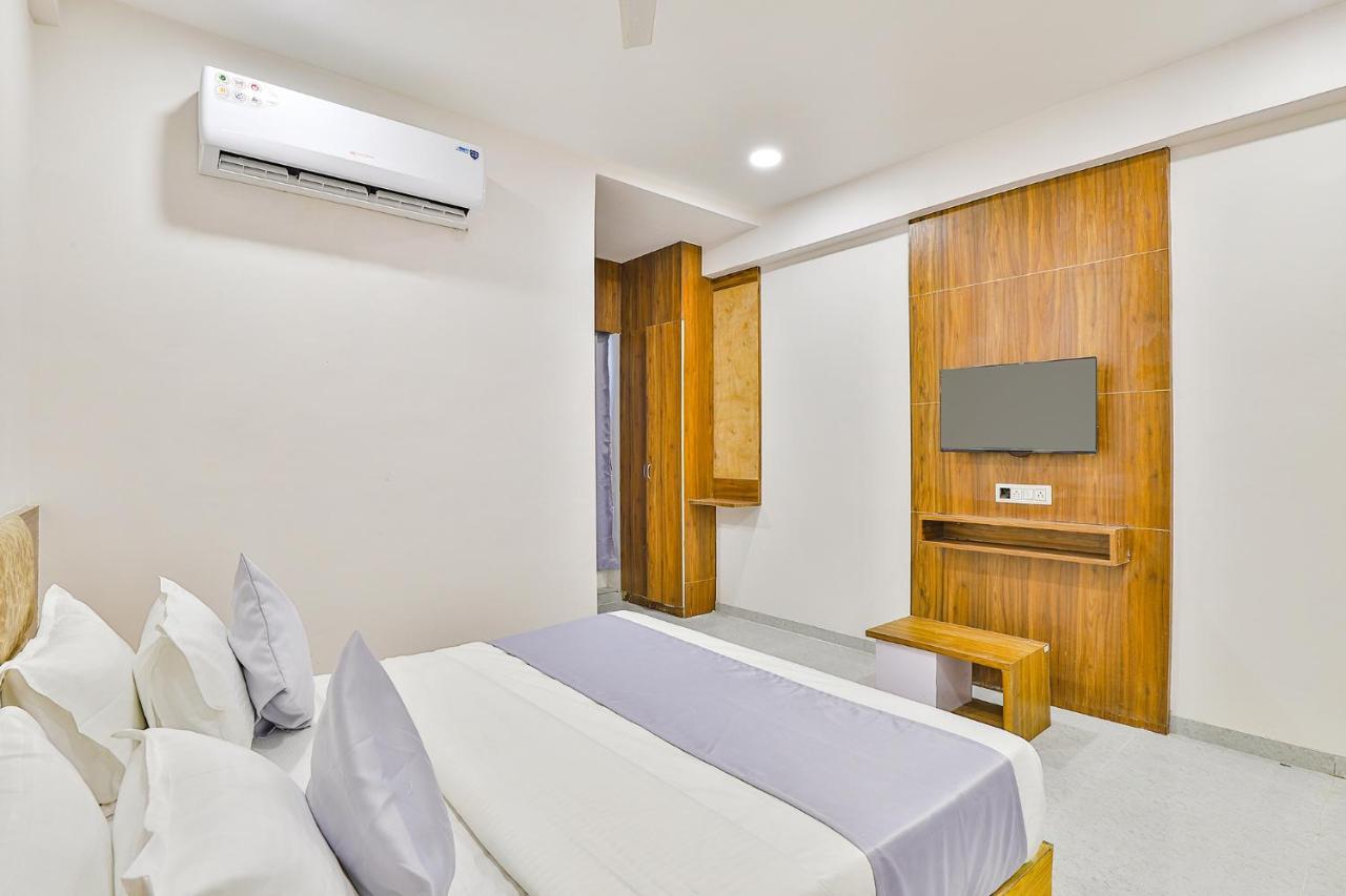 Fabhotel Parkland A Ahmedabad Bagian luar foto
