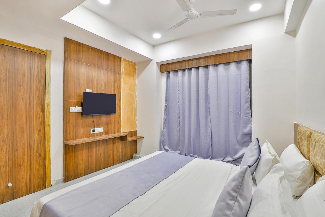 Fabhotel Parkland A Ahmedabad Bagian luar foto